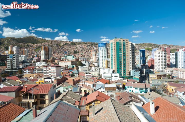 Immagine Case e grattacieli a La Paz, Bolivia. L'area metropolitana della città, di cui fanno parte anche El Alto e Viacha, rappresenta l'area urbana più popolosa della Bolivia - © Chris Howey / Shutterstock.com