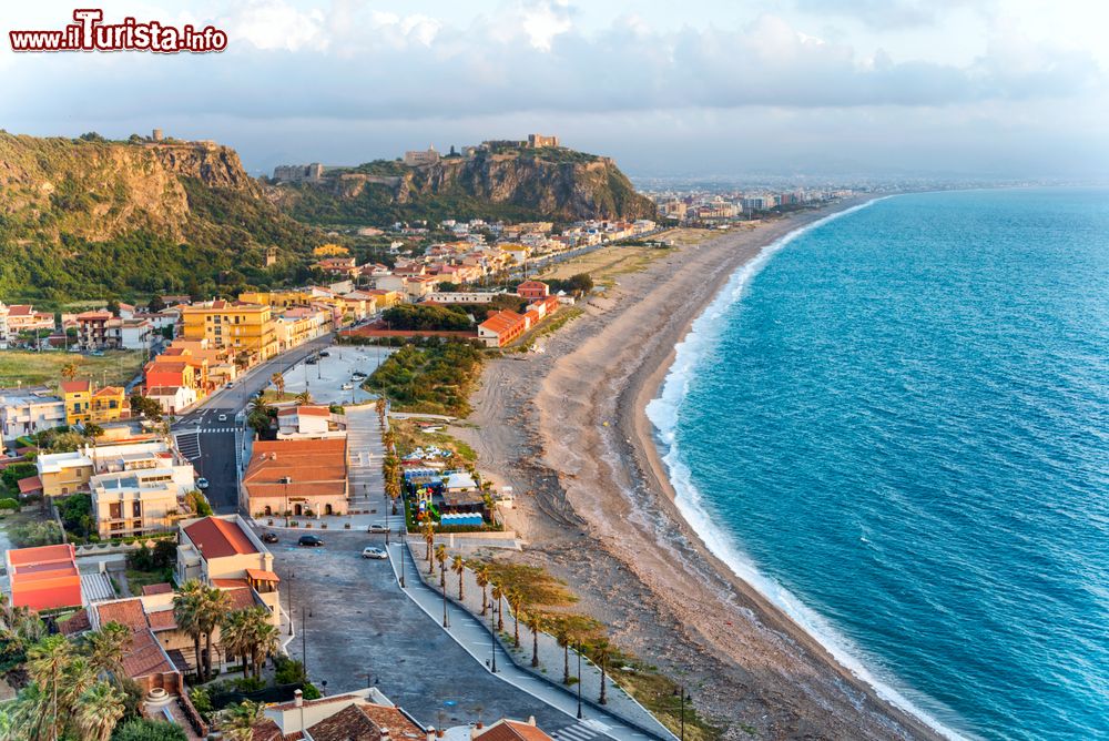 Immagine Case e palazzi affacciati sul litorale del Mar Tirreno a Milazzo, Sicilia.