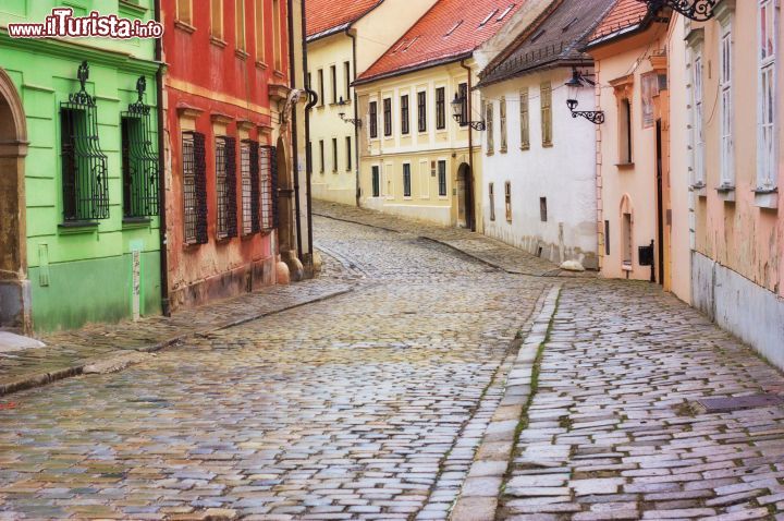 Immagine Case in Kapitulska ulica, una delle strade nel cento storico di Bratislava. Si tratta di una delle zone più vecchie della città, come dimostrano le strade acciottolate. La capitale della Slovacchia conta oggi oltre 500.000 abitanti - foto © Phish Photography / Shutterstock.com