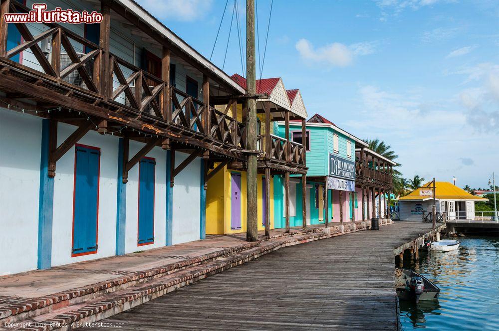 Immagine Case in legno e molo al porto di Saint John's, Antigua e Barbuda - © Luis Santos / Shutterstock.com