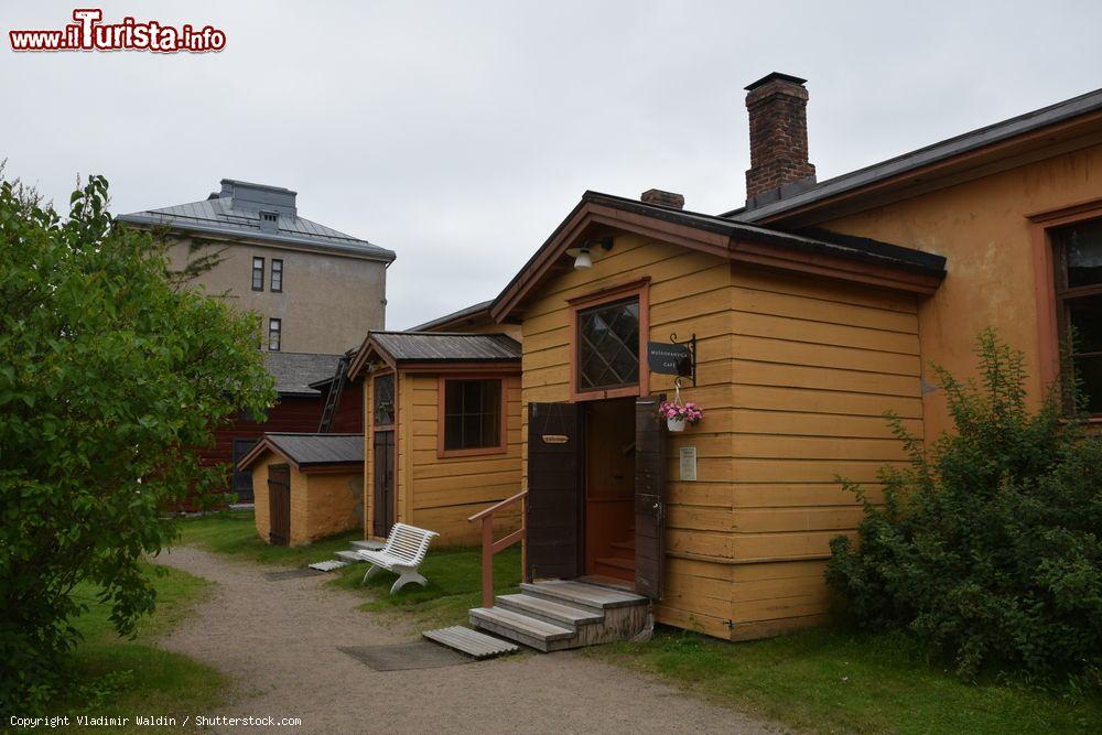 Immagine Case in legno nel quartiere dei musei a Kuopio, Finlandia. Queste abitazioni testimoniano le tradizioni e il modo di vivere della città nel corso del XIX° e degli inizi del XX° secolo - © Vladimir Waldin / Shutterstock.com