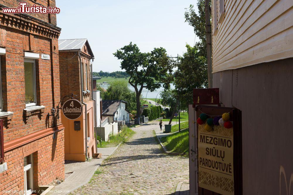 Immagine Case in mattoni affacciate su un vicolo del centro storico di Siauliai, Lituania - © Krezodent / Shutterstock.com