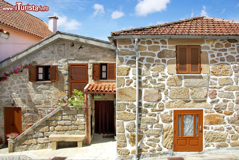 Immagine Case in pietra a Melgaco, regione del Minho, nord del Portogallo.
