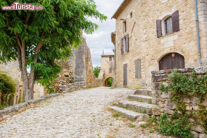 Immagine Case in sasso a Gordes, Francia - Sono tutti fatti di pietra, con i tetti in terracotta, gli edifici di questo borgo fortificato. Per preservarne la struttura architettonica non sono ammesse recinzioni ma soltanto muri di pietra, stesso materiale con cui sono lastricate le strade che danno così un tocco ancora più caratteristico al paesaggio © ISchmidt / Shutterstock.com