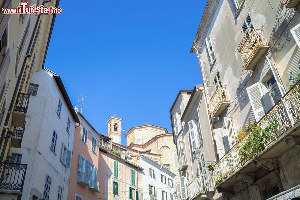 Immagine Case in una piazza del centro di Mondovì, provincia di Cuneo (Piemonte), Italia.