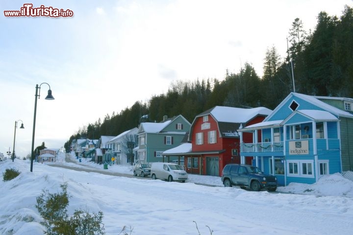 Immagine Case a La Malbaie: varrebbe la pena visitare La Malbaie anche solo per dare un'occhiata alle casette colorate con il portichetto così tipiche dello stile nordamericano, almeno secondo l'immaginario collettivo che i film ci hanno trasmesso.