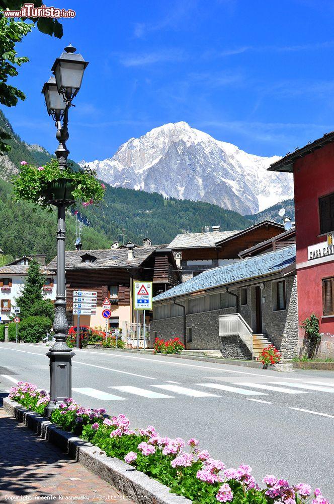 Immagine Case lungo la strada di Pré-Saint-Didier, Valle d'Aosta. Situata a 1001 metri di altitudine, alla confluenza della Dora di Verney con quella di Courmayeur, questa località si è sviluppata dove sorgeva una stazione militare romana sulla via delle Gallie - © Arsenie Krasnevsky / Shutterstock.com