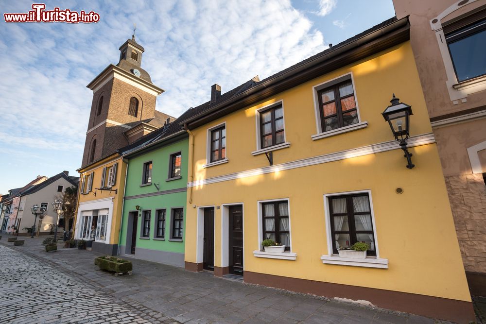 Immagine Case nel borgo storico di Linn, Krefeld, Germania. Un tempo insediamento fortificato a difesa dei castelli della regione del Kurkoln, questa graziosa borgata di Krefeld è una delle più visitate dai turisti.