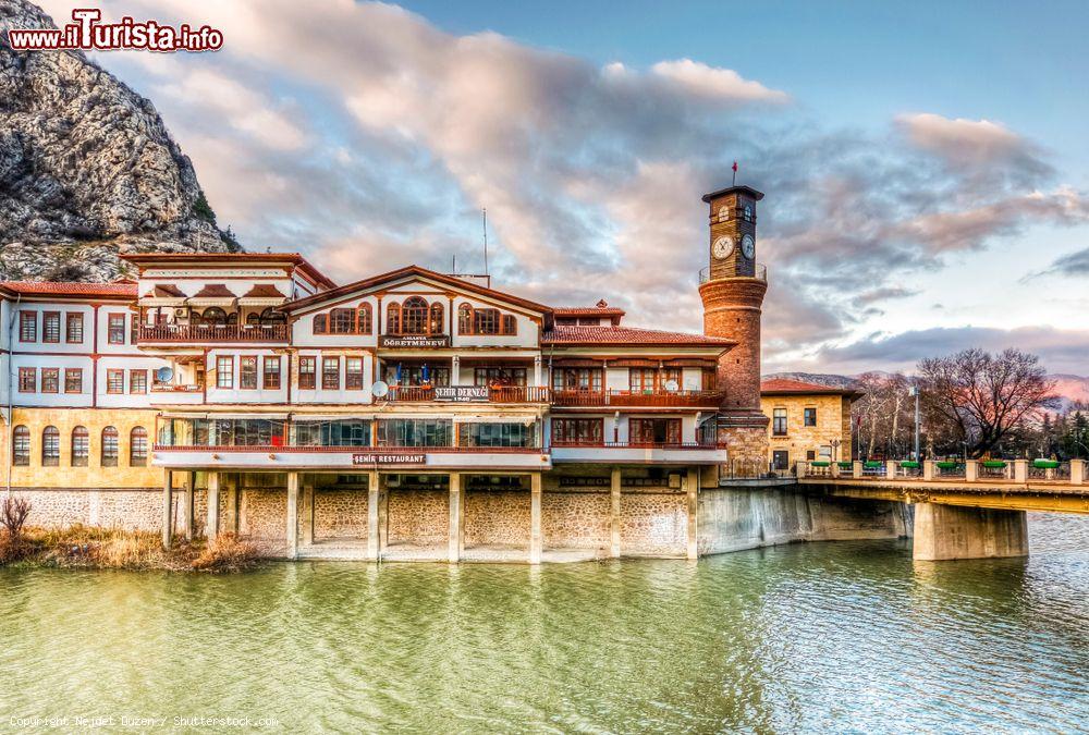 Immagine Case ottomane di Amasya viste dal fiume Yesilirmak, Turchia - © Nejdet Duzen / Shutterstock.com