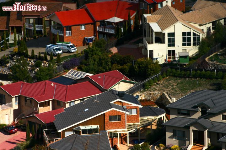 Immagine Le case della periferia di Canberra, Australia - Per la forma bassa e il colore allegro, questa immagine in un certo senso ricorda le case colorate di Kork in Irlanda. In realtà quello che le contraddistingue non è solo la posizione geografica ma anche la loro disposizione originale. Un po' borderline la conformazione urbana, in realtà questo senso degli spazi liberamente interpretato regala un'idea di rock edilizio, un vero spettacolo architettonico - © Australian National University / Shutterstock.com