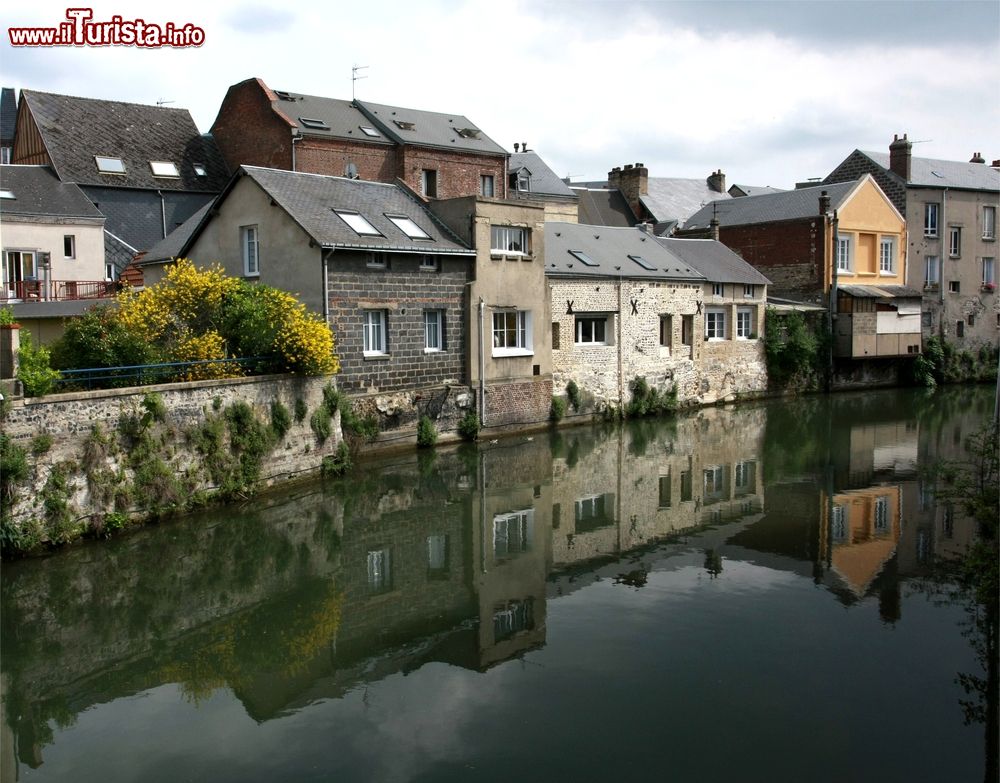 Immagine Case riflesse sull'acqua a Le Havre, Normandia, Francia. La città è situata sulla riva destra dell'estuario della Senna.