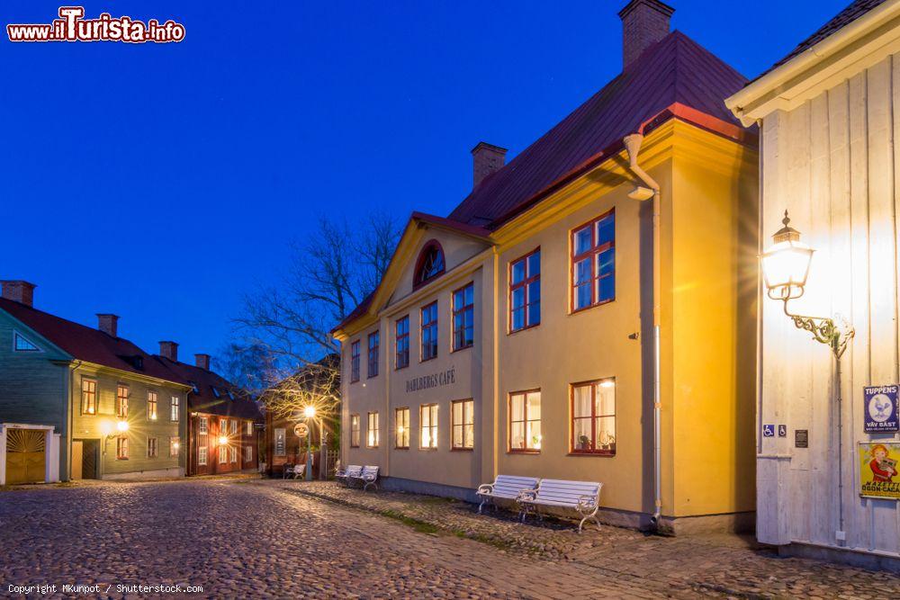 Immagine Case scandinave nell'area di Gamla, Linkoping (Svezia) al crepuscolo - © MKunpot / Shutterstock.com