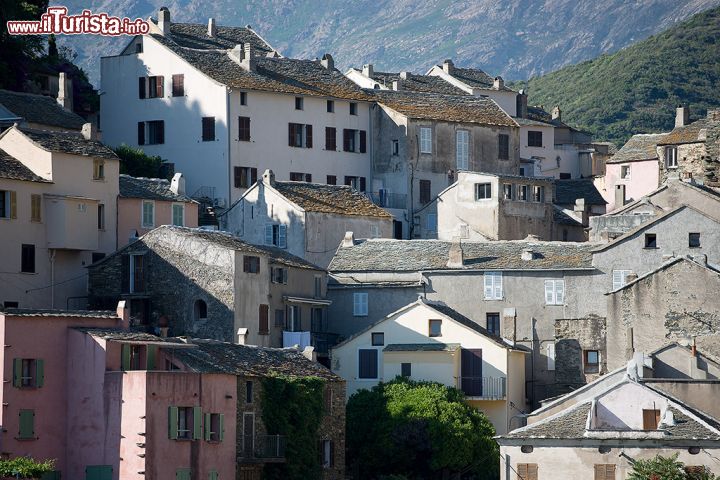 Immagine Le case sfalsate del borgo di Nonza in Corsica