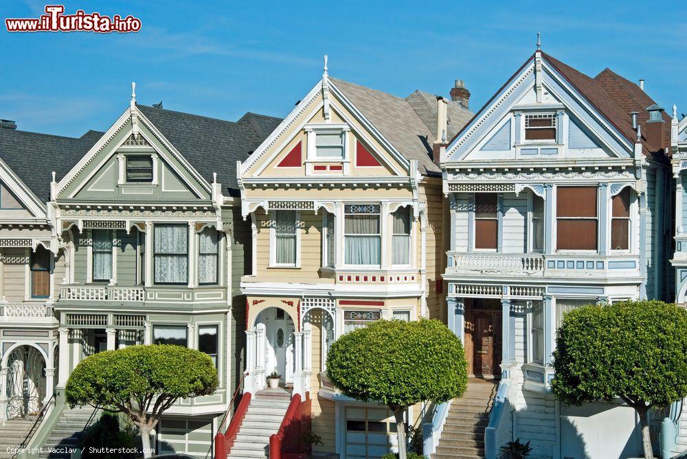 Immagine Case signorili in stile vittoriano nei pressi di Alamo Square a San Francisco, California - © Vacclav / Shutterstock.com