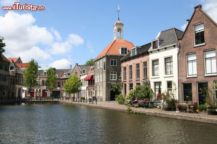 Immagine Case su una vecchia strada lungo il canale di Schiedam, Olanda.
