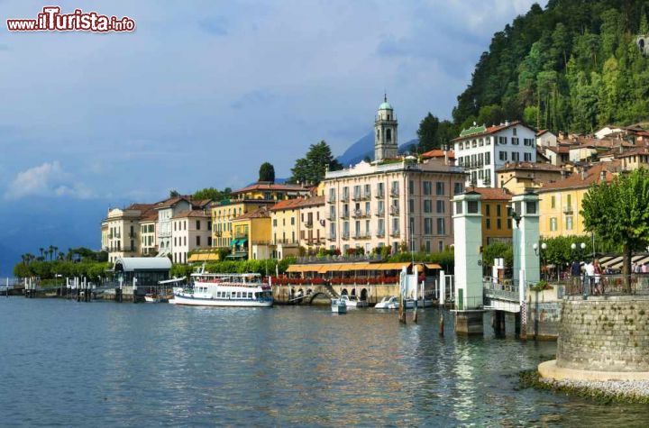 Immagine Una suggestiva immagine delle case che si affacciano sul lago di Como. Siamo a Bellagio, cittadina di quasi 4000 abitanti in provincia di Como, Lombardia - foto © leoks / Shutterstock.com