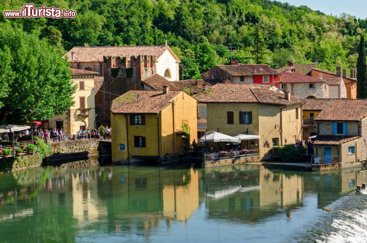 Immagine Case sull'acqua a Borghetto sul Mincio, Verona - Affascinanti dimore, alcune ricavate in vecchi mulini, rendono questa frazione della provincia veronese un vero e proprio unicum urbanistico creatosi in simbiosi con il fiume Mincio © Marco Saracco  / Shutterstock.com