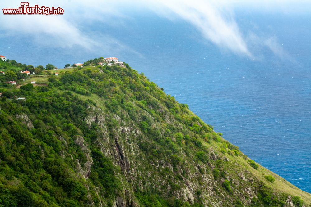 Immagine Case sulla cima di una collina con vista sul mare: siamo sull'isola di Saba, Caraibi, considerata un piccolo gioiello mondiale dell'ecoturismo. 