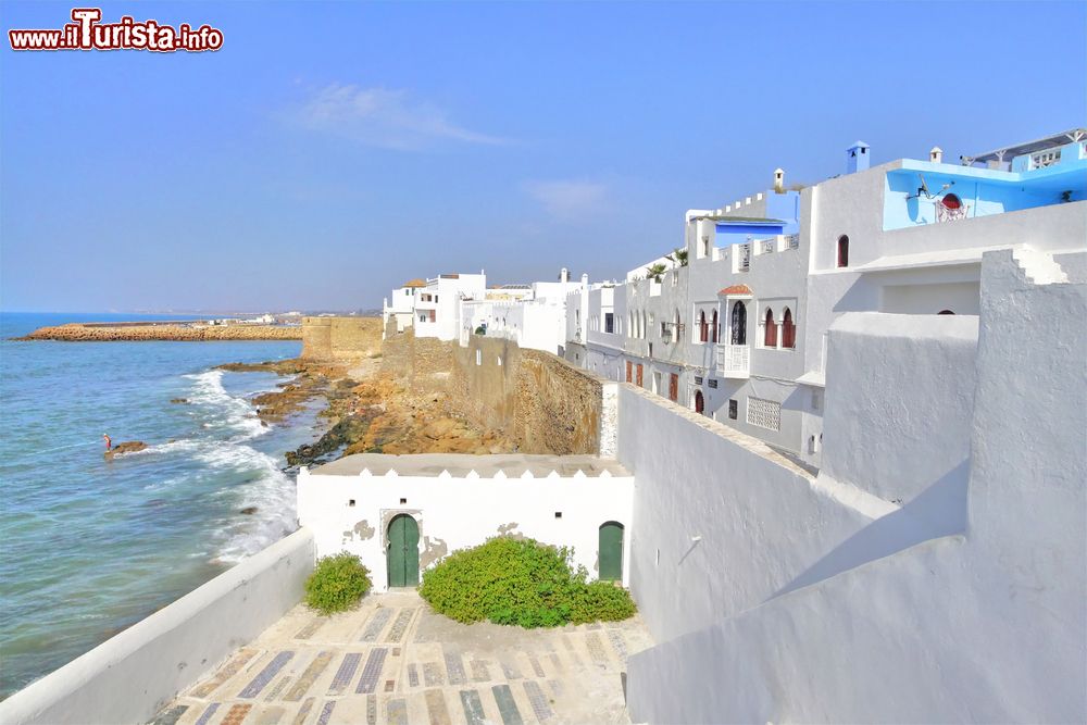 Immagine Case sulla costa atlantica di Asilah, Marocco. L'aspetto è quello di una città greca di un'isola del mar Egeo. I suoi edifici sono in stile islamico e andaluso.