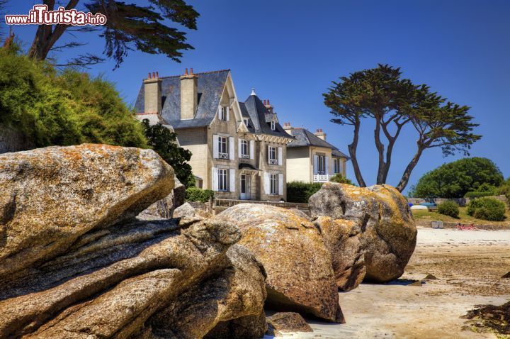 Immagine Case sulla spiaggia di Brignogan, Francia - Uno scorcio fotografico della suggestiva spiaggia bretone di Brignogan che alla sabbia unisce belle formazioni rocciose © Rolf E. Staerk / Shutterstock.com