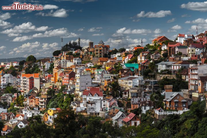 Immagine Vista delle case sulle colline della città di Antananarivo (Madagascar) durante una bella giornata di sole - foto © Dudarev Mikhail / Shutterstock.com