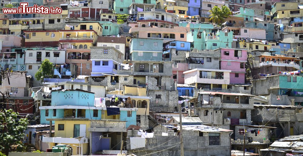 Immagine Molte case sono state costruite senza regole precise sulle colline di Port-au-Prince, Haiti.