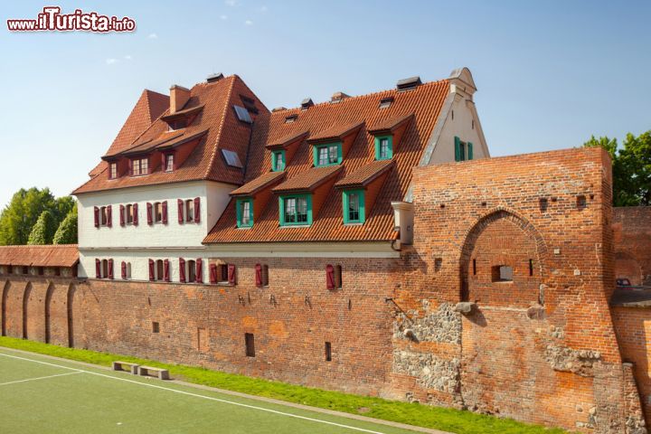 Immagine Case sulle mura della città vecchia di Torun, Polonia. Alcune delle abitazioni costruite a ridosso dell'antica cinta muraria di Torun - © Julia Kuznetsova / Shutterstock.com