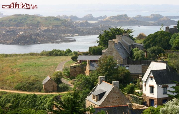 Immagine Alcune tipiche case dell'arcipelago di Brehat in Bretagna, nella Francia nord-occidentale