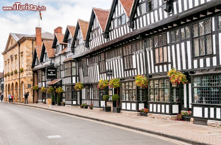 Immagine Case tipiche di Stratford-upon-Avon, Gran Bretagna - Una via del centro storico della città inglese su cui si affacciano le tradizionali abitazioni costruite con la tecnica a graticcio sviluppatasi durante il Medioevo © elesi / Shutterstock.com