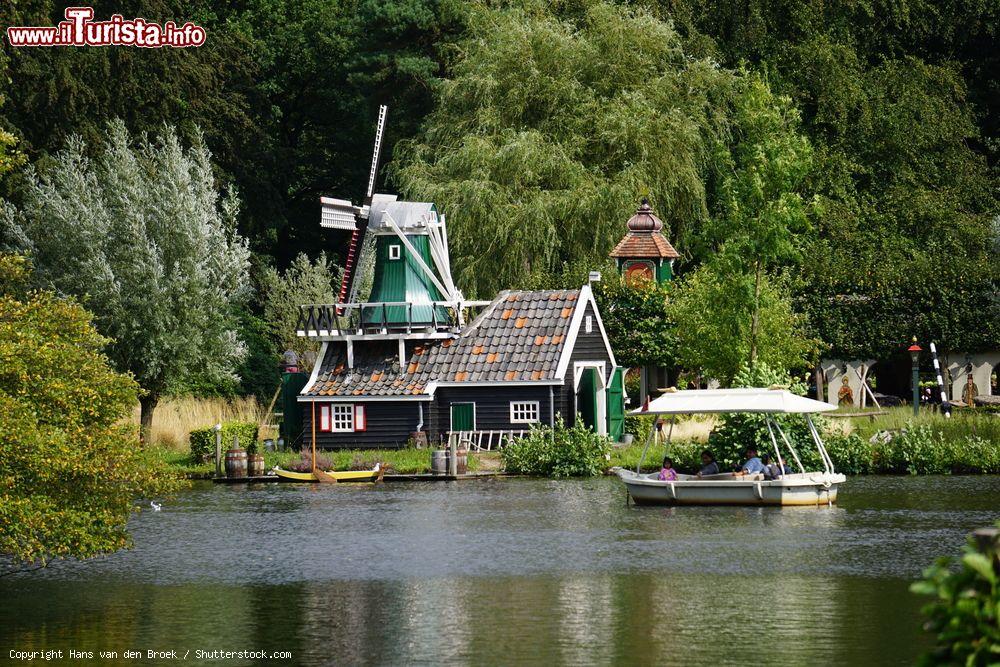 Immagine Case tipiche olandesi dentro al Parco Efteling del borgo di Kaatsheuvel in Olanda - © Hans van den Broek / Shutterstock.com