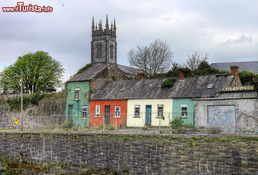 Immagine Case tradizionali a Limerick, Irlanda. Situata nella parte sud occidentale del paese, Limerick, che in gaelico irlandese significa "palude deserta", è capoluogo dell'omonima contea nella provincia storica di Munster.
