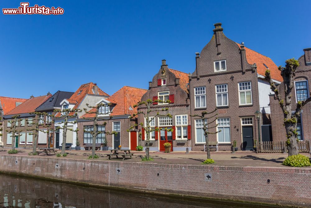 Immagine Case tradizionali lungo un canale di Hasselt, Belgio, in una giornata di sole. 