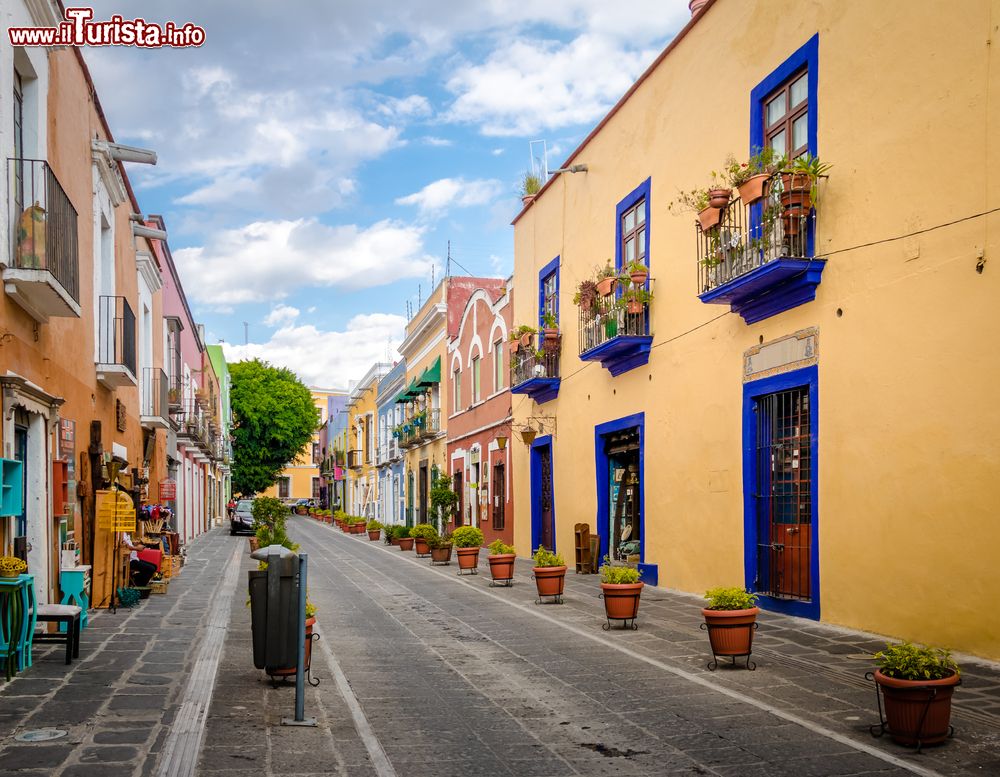 Immagine Case variopinte in Callejon de los Sapos a Puebla, Messico.