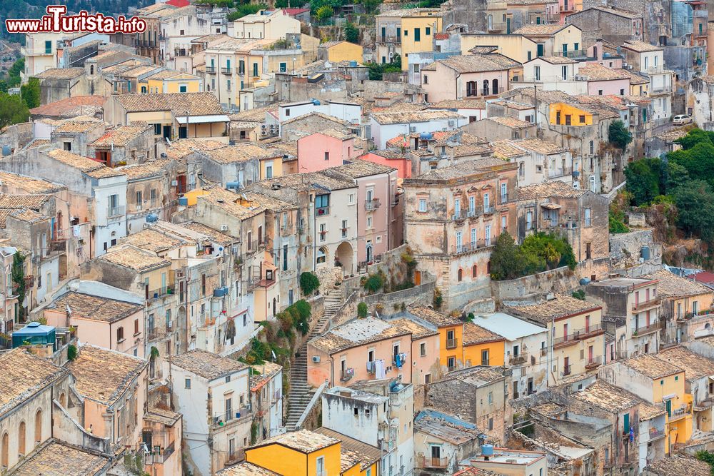 Immagine Case variopinte nell'antico villaggio medievale di Ragusa, Sicilia. Siamo nel quartiere di Ragusa Ibla sorto dalle rovine della vecchia città e ricostruita secono l'impianto medievale.