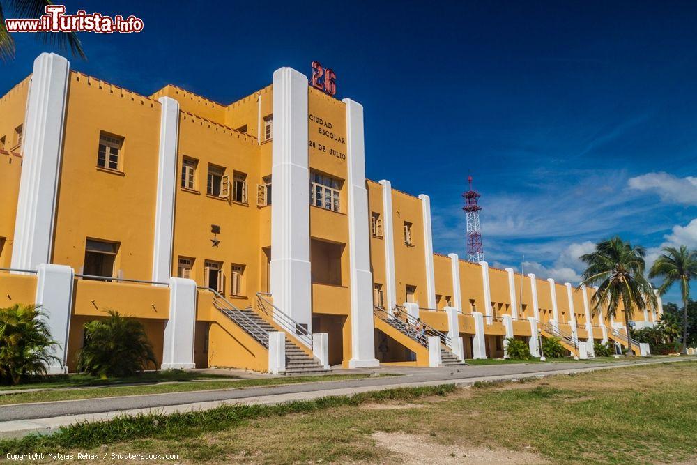 Immagine La caserma Moncada, teatro dell'assalto dei rivoluzionari comandati da Fidel Castro il 26 luglio 1953, è oggi trasformata in una scuola pubblica e ospita anche uin museo - © Matyas Rehak / Shutterstock.com