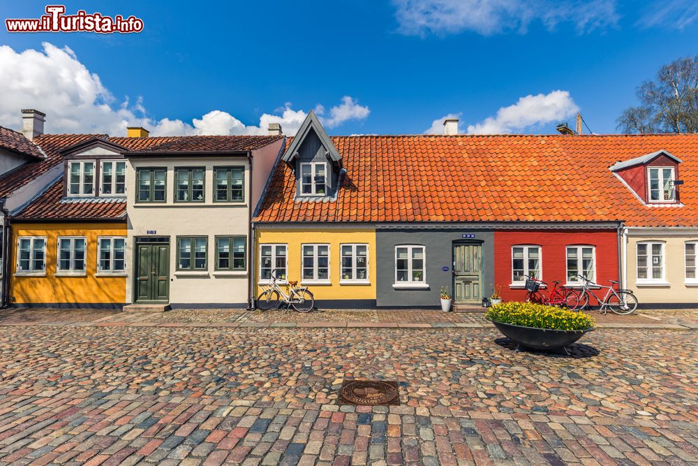 Immagine Casette colorate nel centro storico della città di Odense, Danimarca. Anche qui sull'isola di Fionia la bicicletta viene spesso utilizzata come mezzo per spostarsi.