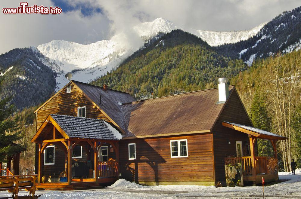 Immagine Casette in legno fra le montagne innevate di Fernie, Britsh Columbia, Canada - © Alessandro Zappalorto / Shutterstock.com