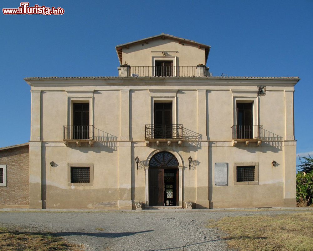 Immagine Casina “Ramirez” dove Giuseppe Garibaldi soggiornò dopo lo sbarco a Melito di Porto Salvo (19 luglio 1860). Si noti in alto a destra il colpo di cannone della nave borbonica Fulminante. Wikipedia - © Luigi Chiesa - CC BY-SA 3.0, Wikipedia