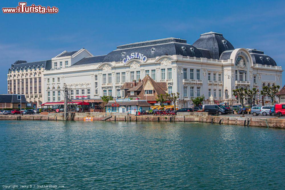 Immagine Il Casinò Barrière di Trouville-sur-Mer è stato ricavato all’interno di un edificio storico in Rue du Maréchal Foch - © Jacky D / Shutterstock.com