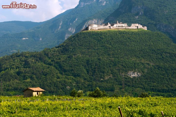 Immagine Castel Beseno, la fortezza di Besenello si trova in Val d'Adige, in provincia di Trento