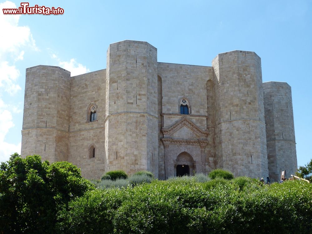 Immagine Castel del Monte è rappresentato anche sulla moneta italiana da 1 centesimo di Euro ed è il simbolo per eccellenza di Andria (Puglia).