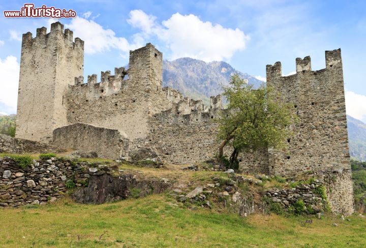 Immagine Castel Nuovo è una delle due fortezze di Grosio in Valtellina - © Fulcanelli / Shutterstock.com