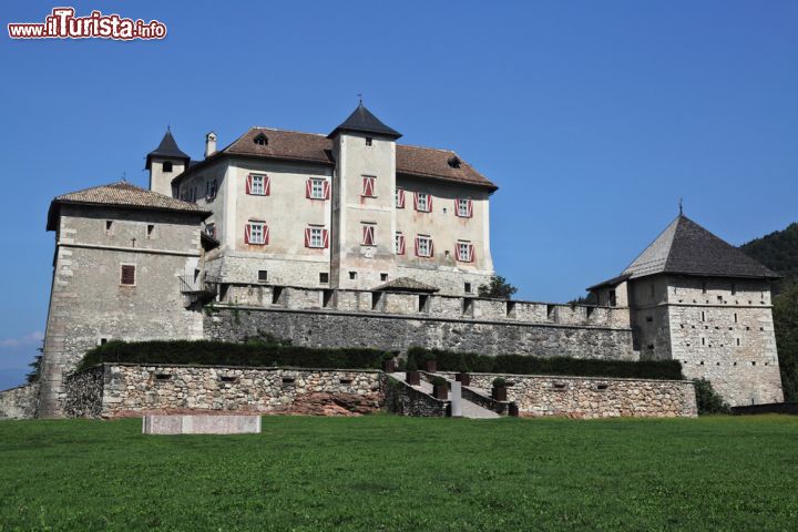 Immagine Castel Thun a Ton, uno dei manieri meglio conservati del Trentino - © gualtiero boffi / Shutterstock.com