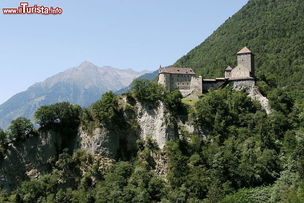 Immagine L'imponente fortezza medievale di Castel Tirolo, in Alto Adige - © Herbert Ortner, CC BY 2.5, Wikipedia