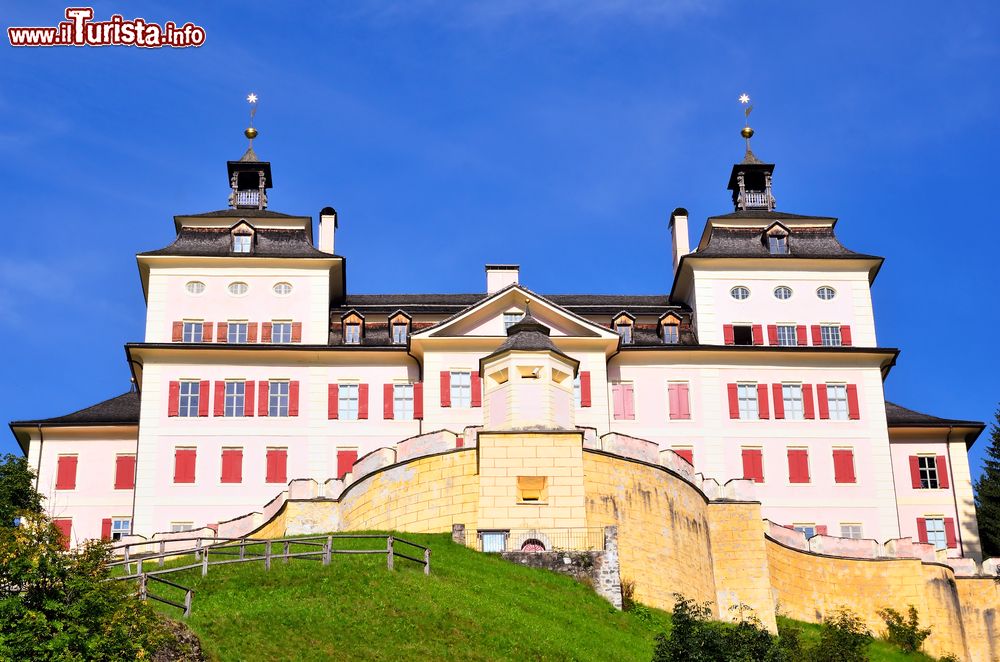 Immagine Castel Wolfsthurn conosciuto anche come Castel Mareta in Val di Racines, una secondaria della Valle Isarco