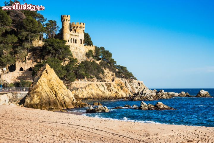 Immagine Il Castell de Sa Caleta, che si affaccia sull'omonima spiaggia, è tra i monumenti più famosi di Lloret de Mar, gettonata meta balneare della Costa Brava (Spagna). A dire il vero il primo proprietario, che lo aveva fatto costruire negli anni Trenta del Novecento, lo aveva chiamato Castello di Santa Maria, anche se molti continuano tuttora a chiamarlo Castell d'en Plaja riprendendo il cognome del padrone. Benché sia proprietà privata, quindi chiuso al pubblico, è davvero un bel vedere - © funkyfrogstock / Shutterstock.com