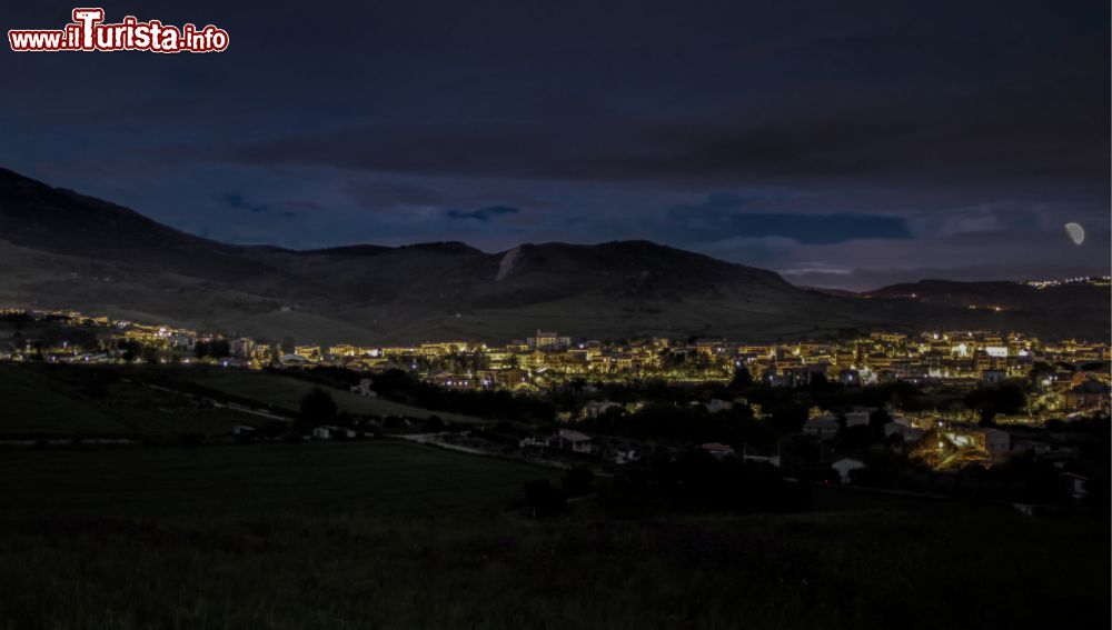 Immagine Castellana Sicula fotografata di notte con le Madonie sullo sfondo.