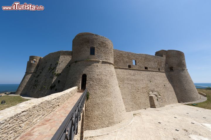 Immagine Il Castello Aragonese ad Ortona (Abruzzo) fu in gran parte distrutto durante la Seconda Guerra Mondiale - foto © Claudio Giovanni Colombo / Shutterstock.com
