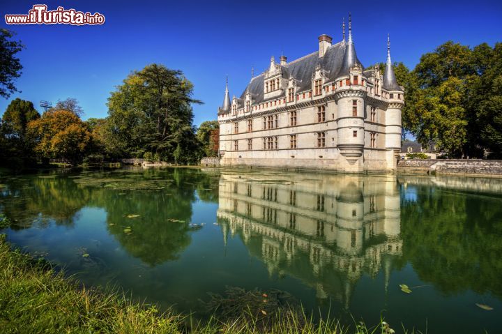 Immagine Il Castello di Azay-le-Rideau del dipartimento di Indre-et-Loire (Francia) - Come si può vedere nell'immagine, da lontano questa bellissima fortezza rinascimentale ha due particolarità. La prima è data dal suo specchio d'acqua che splende con tutto il suo riflesso cristallino. La seconda invece è il contorno, poiché si tratta di un giardino all'inglese che crea un binomio di contrapposizioni molto interessanti rispetto allo stile architettonico francese del complesso. Nasce in un periodo piuttosto florido tra il 1518 e il 1527 e si tratta del castello più famoso di tutta la vallata della Loira - © Vladimir Sazonov / Shutterstock.com