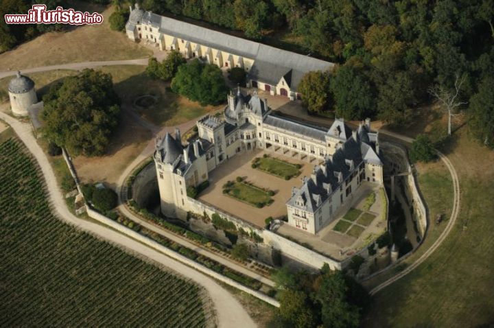 Immagine Il castello di Chateau de Brézé è famoso per essere circondato dal fossato a secco più profondo di tutta la Francia, ed avere una spettacolare rete di sotterranei scavati nelle roccce - © www.chateaudebreze.com